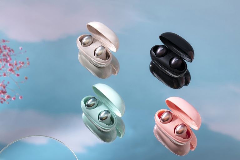 Com s'aplica el pin de càrrega als auriculars o als auriculars TWS?